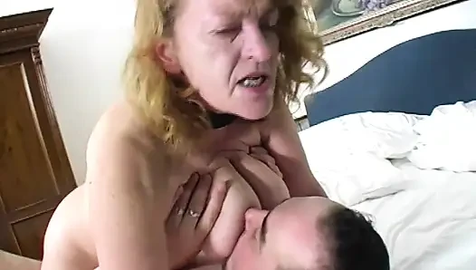 Büyük memeli orta yaşlı seksi kadın