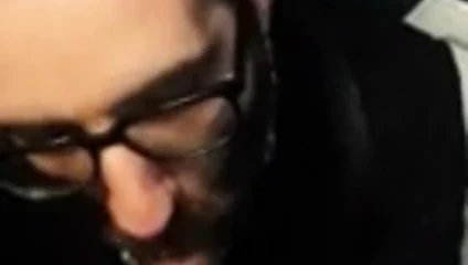 Sıcak sakallı adam emme adam içinde kamu tuvalet