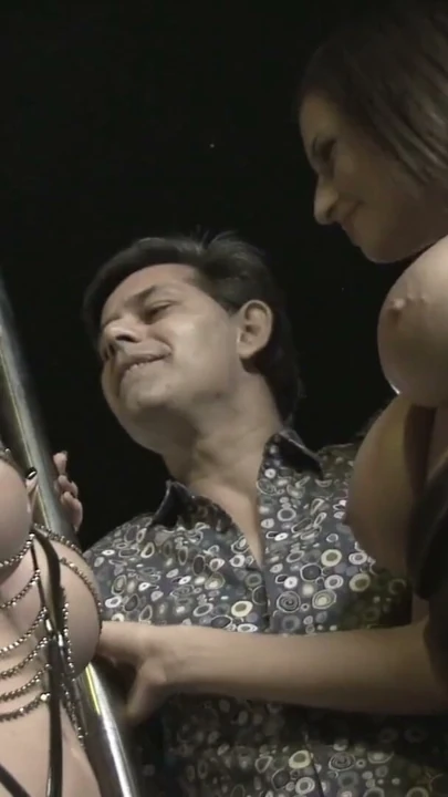Magician cu pula mare care face trucuri pe asistentele cu sâni mari | Clip 1