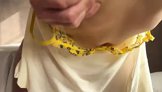 Sevecen karım penisimi çok dikkatli tıraş ediyor.