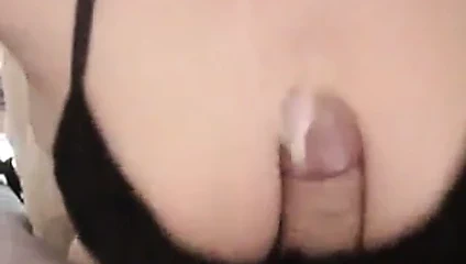 Cum üzerinde siyah sutyen