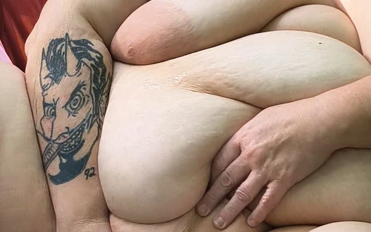 Ormanda yalnız bu dondurma çubuğu sikişiyor