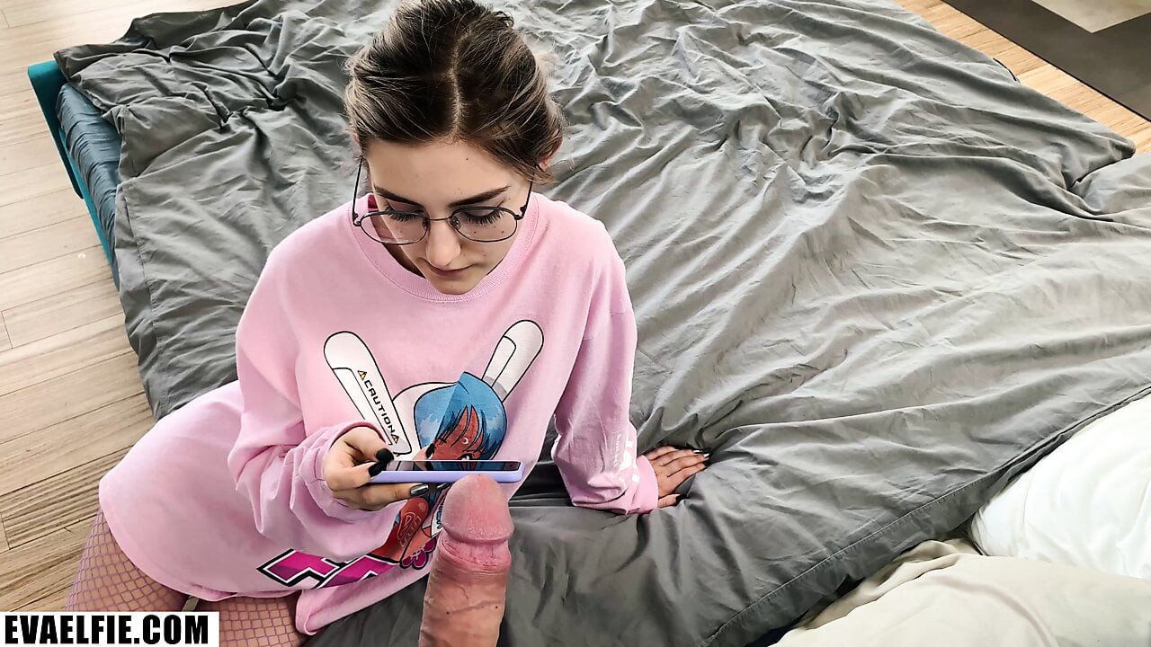 Slutty kız seviyor yarak ve boşalmak üzerinde ona genç kedi