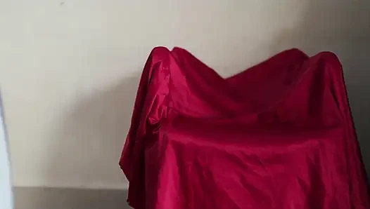 Azgın bir kız sabah uyanıyor ve hemen istiyor