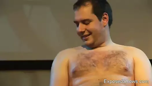 Çarpıcı kız hoş bir azgın adam at the seks gösteri