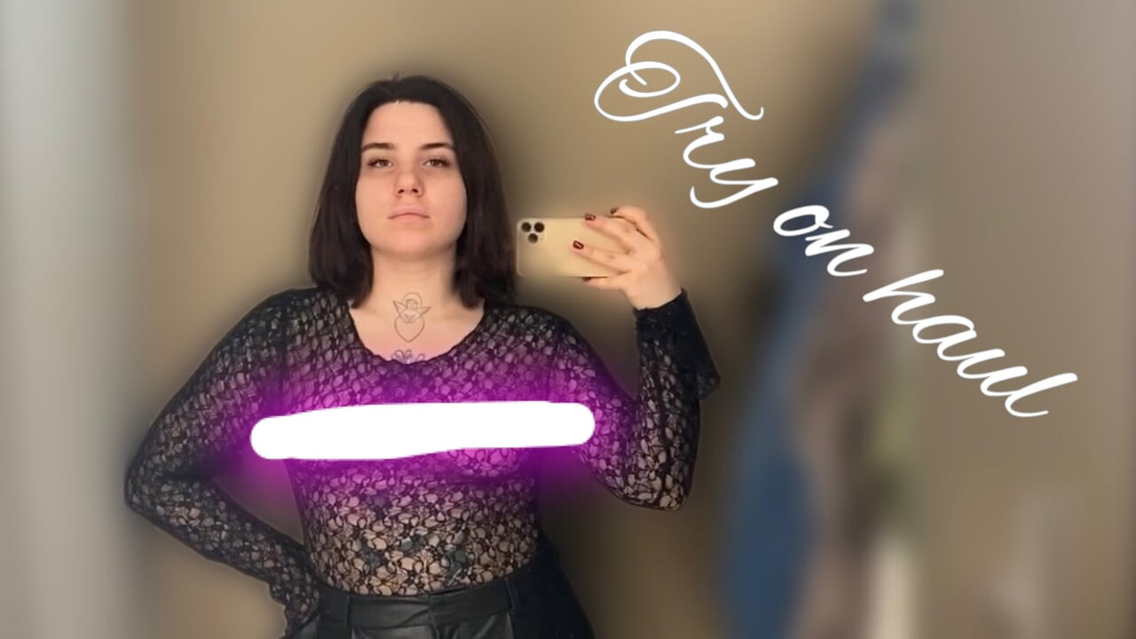 Şeffaf ve örgülü kıyafetler deniyor - seksi dövmeli alternatif model
