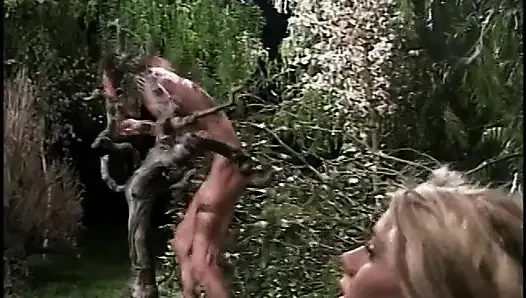 Büyük amcıklı sarışın piliç dışarıda sert sikişiyor uzun burunlu yaratık
