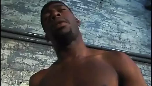 Zenci adam adam tarafından sikilirken zevkin içine boşalıyor.