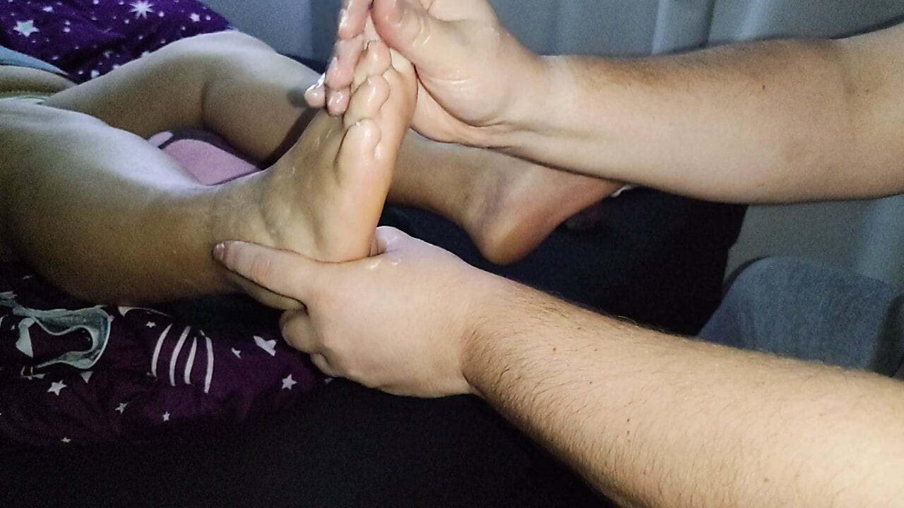 İş yerinde 14 saat sonra rahatlatıcı ayak masajı