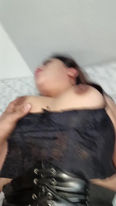 Ateşli çarpıcı büyük memeli orta yaşlı seksi kadın yatak odasında anal sikiliyor | Klip 2
