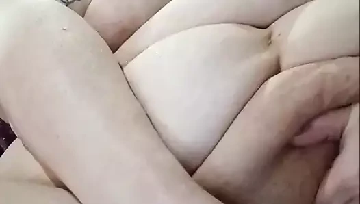 O amcık doluyken çok sert şişiyor. O kadar sert boşalıyor ki, bir fincana ihtiyacı olacak