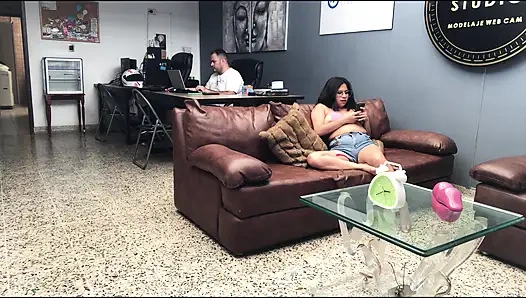 Azgın kız ofiste patronuyla mastürbasyon yapıyor.