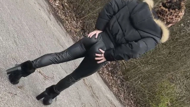 Travesti kız yarağıyla uzaktan e-uyarı! Halkın içinde acı verici azdırma!