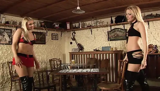 Güzel sarışın Fransız kızlar anal lezbo eyleminde dildo paylaşıyor