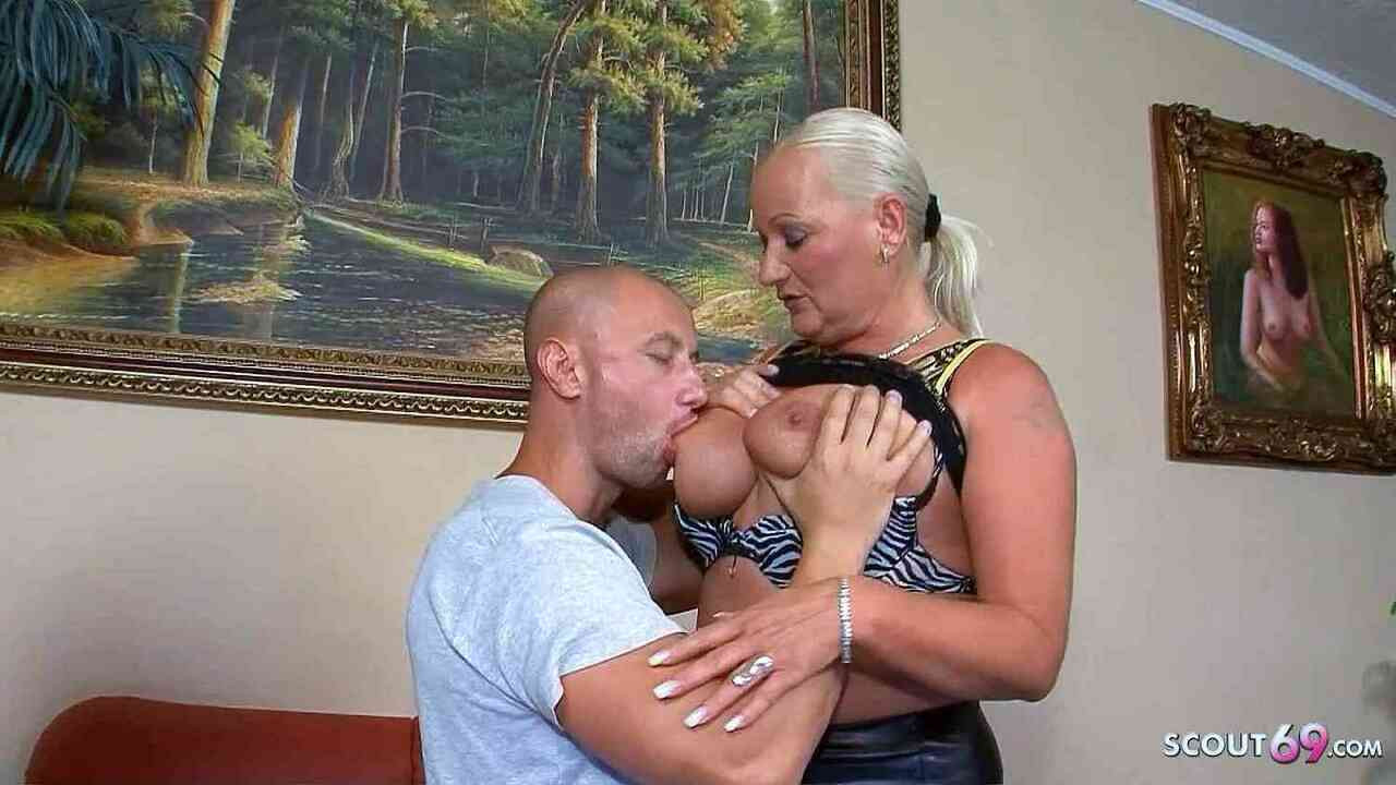 Düzgün vücutlu anneanne baştan için anal sikme tarafından büyük çük genç adam