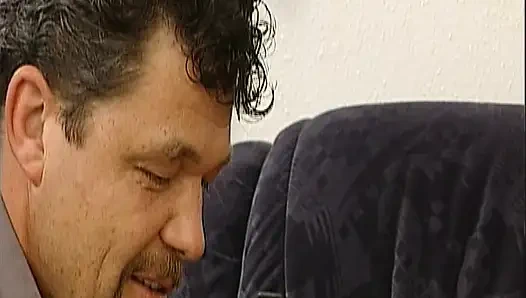 Büyük memeli sarışın Alman orta yaşlı seksi kadın vibratör kullanıyor ve biniyor