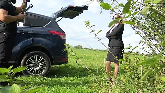 Orta yaşlı seksi kadın güzel Julia North anal döllenmeyi tercih ediyor | Kamera arkası