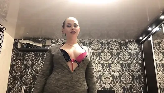 Güçlü egzersiz ve kaslara tapma! Seksi vücut kıyafeti içinde motivasyon ve hakimiyet!