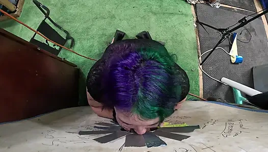 Gotik genç kız deliğini ziyaret etti onu emiyor