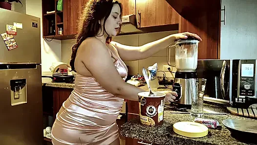 Nicole'un sallaması ve karnımı şişiriyor ve sonra kıllı amcığımı ve selülit götümü teşhir ediyor