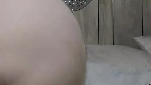 Наклоняющаяся шлюха заполняет ее полную сперму