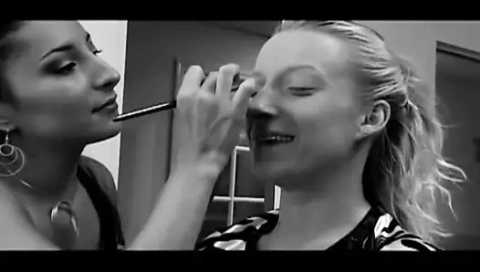 Minyon bebek büyük zenci yarağı tarafından amını genişletiyor