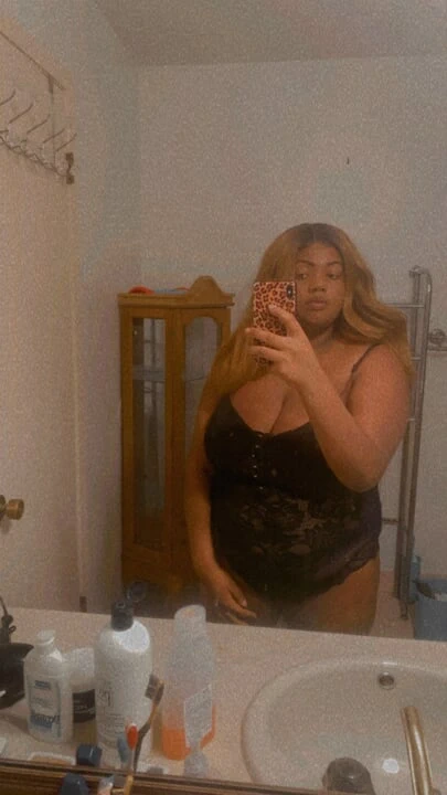 Seksi kız göğüsleriyle oynuyor