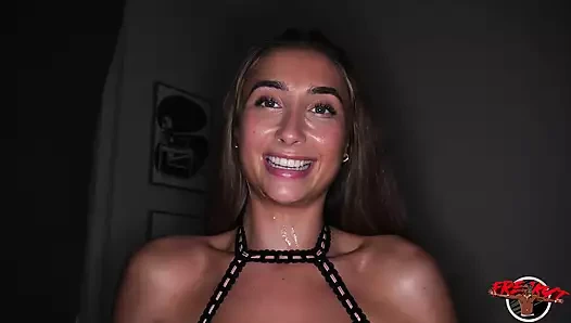 Sürtük sarışın bebek büyük yarağı alıyor