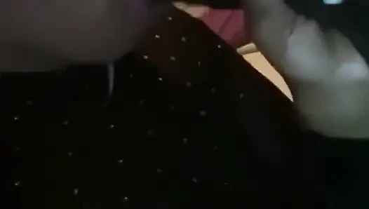 Üvey babam bizimle taşındı ve gece geç saatlerde biraz eğleniyoruz