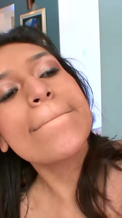 Göğüsleri olmayan minyon kız oral cumshot istemiyor | Klip 2
