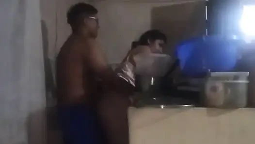 Patron beni sikmek için mutfağa geliyor, yarağı beni heyecanlandırıyor