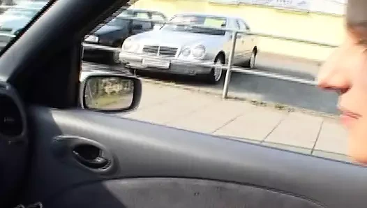 Ince Alman bebek doldurma ona yapay penis derin içeride ona twat