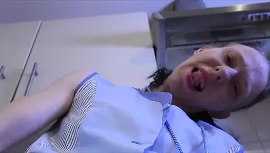 Kocam için gırtlağına kadar sakso uygulamama yardım et