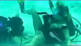 Amber &amp; nikki açık deniz scuba lezbiyen seks