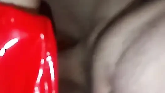 Kırmızılı evli kadın
