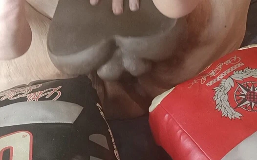 Amcığın ilk sırayı alacağını yarış yarışında çifte sikiliyor ve yüzüne boşalıyor