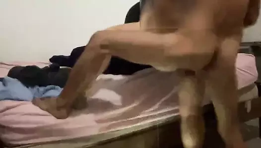 Yatağın kenarında bana büyük götünü acımasızca sikilmeyi teklif ediyor