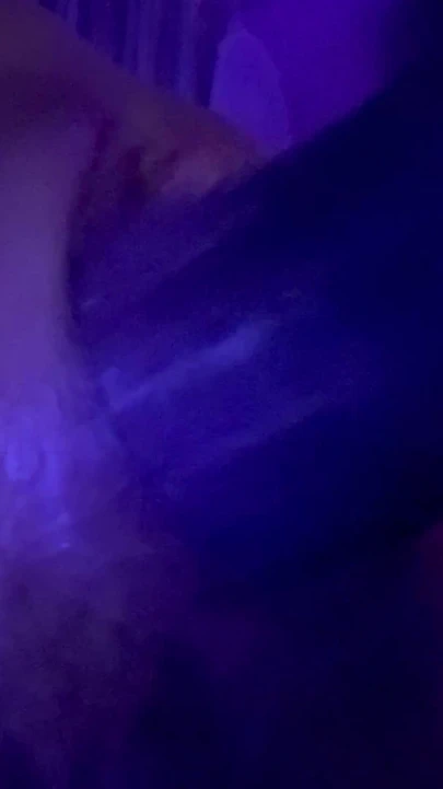 Fahişeler ıslak amcık makinesi dev dildoyla sikiliyor