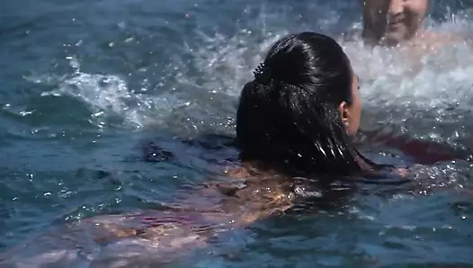 Latin kadın açık havada ırklararası bir ilişkide sikiliyor