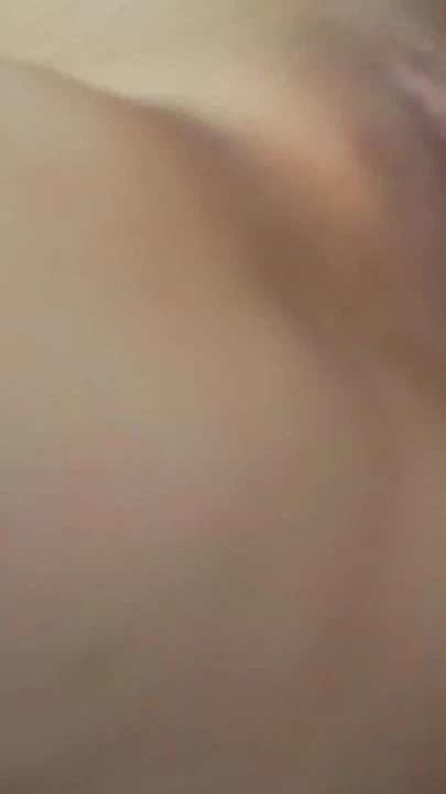 Küçük üvey kız kardeşle tatilde yatağı paylaşıyor | Klip 2