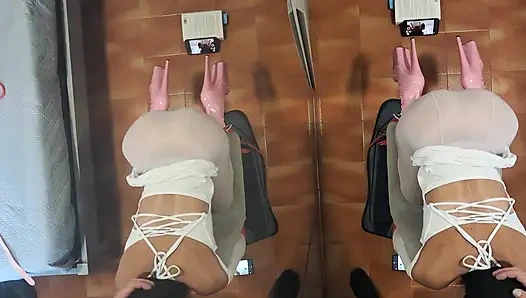 MILF bir sandalyeye bağlanıp ağzı ve vajinasını sikiştirdi