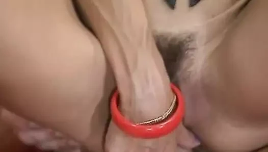 İki düzgün vücutlu Alman sürtük deliklerini kalın bir yarakla genişletiyor