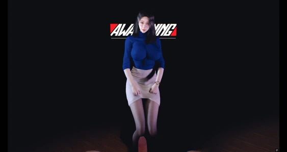 Gözleri olan genç kadın dans ediyor