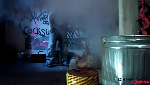 Tutsak sürtük seks zindanında götünü siktiriyor