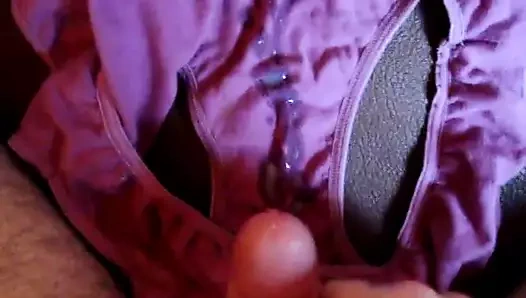 jouir dans la culotte de maman - cum on moms panty