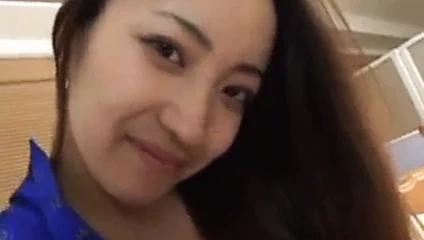 Asya kız ile bir baştankara maruz verir bir harika handjob