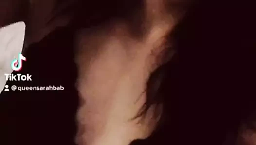 Genç bir Fransız kız tiktokta çılgınca sallanıyor