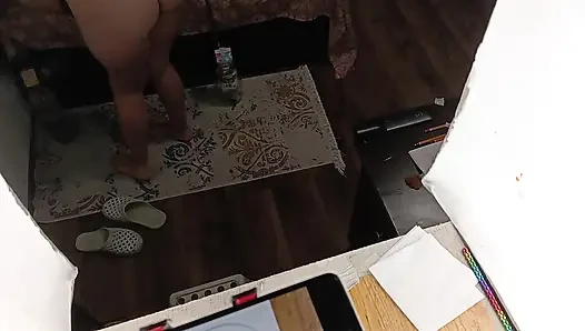 Seksi esmer evin etrafında çıplak ev işleri yapıyor.