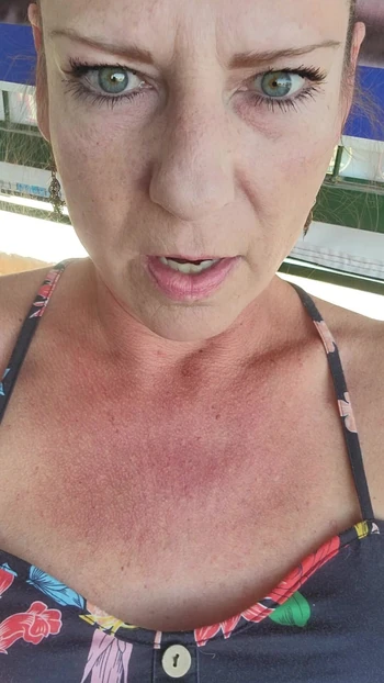 Пума в одиночестве курит в баре