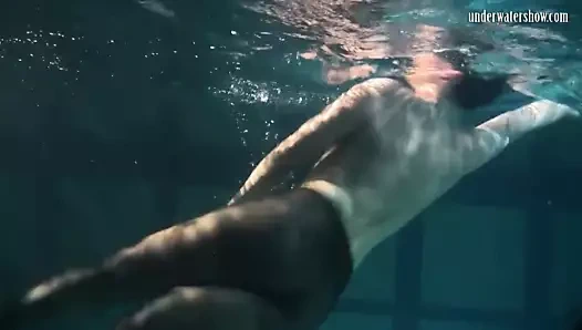 Giyinmiş sualtı güzelliği bulava lozhkova çıplak yüzmek